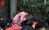 Trẻ em vạ vật theo cha mẹ đi lễ giữa biển người ở chùa Hương